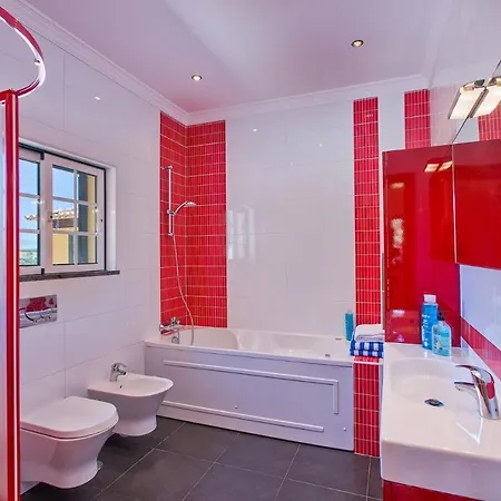 Nincha - Heated Pool - Free Wi-fi - Air Con *